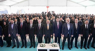 Eyüpsultan'da konuşan Kurum, "Depreme dayanıksız binaları yıkarak çocuklarımız için güzel bir gelecek hazırlıyoruz"