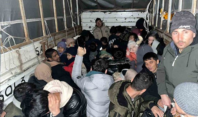 Ezine'de kamyonet kasasında 42 kaçak göçmen yakalandı