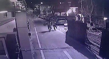 Fatih'te market sahibi kendine döner bıçağı çeken hırsızı copla kovaladı: O anlar kamerada