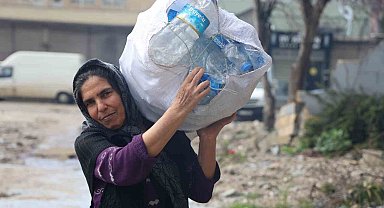 Fedakar anne, iki evladını karton ve plastik malzeme toplayarak okutuyor