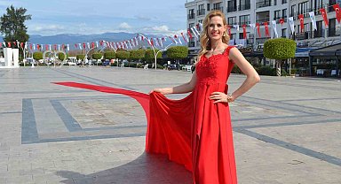 Fethiye'de 100 metre uzunluğundaki gelinlik tanıtıldı
