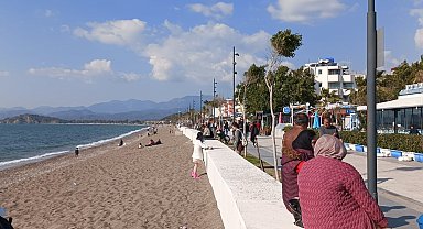 Fethiye'de güneşli havayı gören, sahile koştu