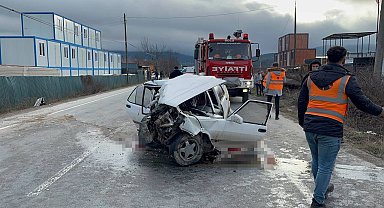 Forklifte çarpan otomobil kağıt gibi ezildi: 4 yaralı