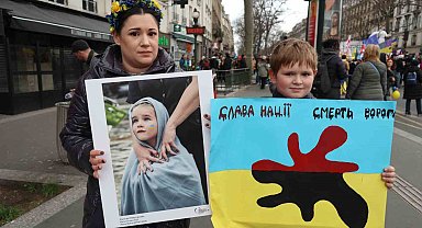 Fransa'da savaşın yıldönümünde Ukrayna'ya destek gösterisi