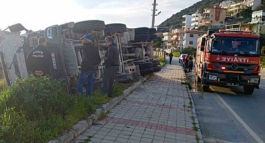 Freni patlayan harfiyat kamyonu yan yattı: 1 yaralı