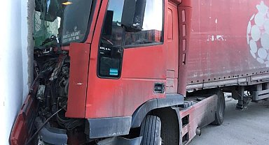 Freni patlayan tır trafo duvarına çarptı, facianın eşiğinden dönüldü