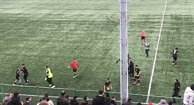 Futbolcular maçı bırakıp kavgaya tutuştu