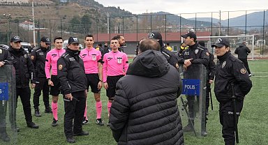 Futbolcular tribünlere el hareketi yaptı, ortalık karıştı