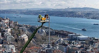 Galata Kulesi'nde nefes kesen restorasyon: 63 metre yükseklikte bulunan alem takıldı