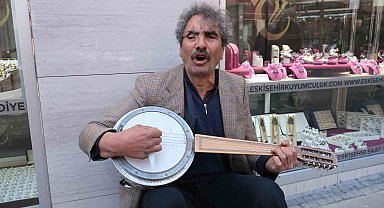 Gazi ekmek parasını sokakta müzik yaparak çıkarıyor
