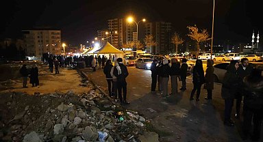 Gaziantep'te depremde hayatını kaybedenler için enkaz alanında Kuran-ı Kerim okutuldu