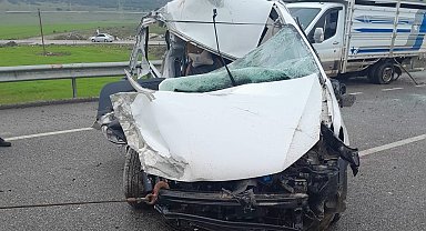 Gaziantep'te hafif ticari araç ile kamyonet çarpıştı: 3 yaralı