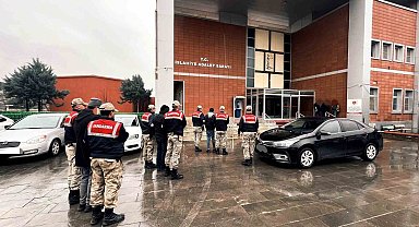 Gaziantep'te kaçak göçmen organizatörü operasyonu: 3 gözaltı
