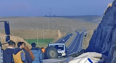 Gaziantep'te seyir halindeki gıda yüklü tır devrildi