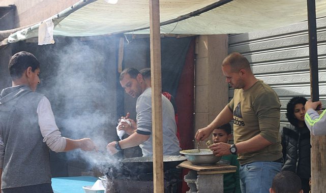 Gazze'de enkaza dönen kentin en eski restoranın çalışanları çareyi tezgah açmakta buldu