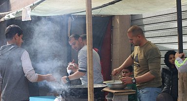Gazze'de enkaza dönen kentin en eski restoranın çalışanları çareyi tezgah açmakta buldu