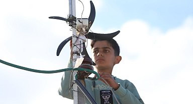 Gazzeli çocuk yaşadıkları çadırı aydınlatmak için elektrik üretiyor
