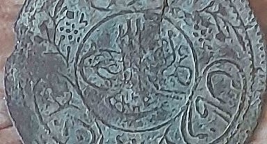 Gediz'de mezar kazarken buldukları madalyonu kaymakamlığa teslim ettiler