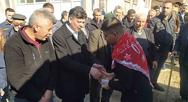 Geleneksel asker uğurlama törenlerine devam ediyorlar