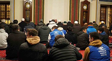 Gençler depremde hayatını kaybeden vatandaşlar için sabah namazında buluştu