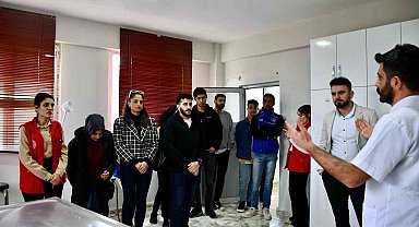 Gençlik merkezi çalışanları ve gönüllüleri hayvan bakımevini ziyaret etti