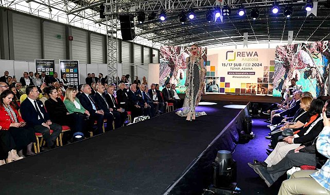 Geri dönüşüm malzemelerinden kıyafet defilesi düzenlediler