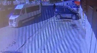 Geri giden minibüs yaşlı adamı ezdi, o anlar kameraya yansıdı