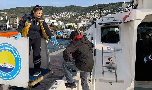 Gezi teknesinde rahatsızlanan vatandaşa Sahil Güvenlik'ten tıbbi tahliye