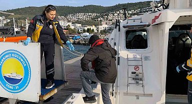 Gezi teknesinde rahatsızlanan vatandaşa Sahil Güvenlik'ten tıbbi tahliye