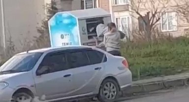 Giysi kumbarasından çocuk çıktı