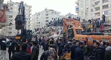 Gördüğü rüya üzerine ailesinin vefat ettiğini anlayan acılı baba, depremde eşini ve 4 evladını kaybetti