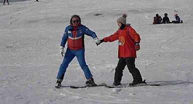 Görme engelli gençler Uludağ'da kayak öğrendi