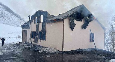 Gümüşhane'de çıkan yangında 2 katlı köy konağı ve muhtarlık küle döndü