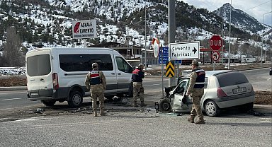 Gümüşhane'de otomobille servis minibüsü çarpıştı: 4 yaralı