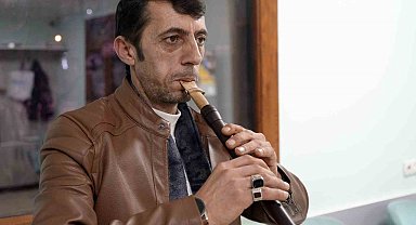 Gümüşhane'nin eğlenceli dolmuş şoförü çaldığı mey ile Afrikalı öğrencilere türkü ziyafeti çekti