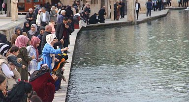Güneşli havayı fırsat bilenler Balıklıgöl'e akın etti