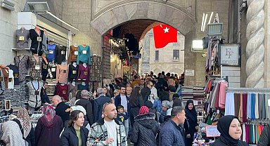 Güzel havayı fırsat bilen vatandaşlar tarihi çarşıya akın etti