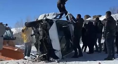 Hafif ticari araç iş makinesine çarptı: 1 yaralı