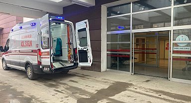 Hafif ticari araç motosiklete çarptı: 1 yaralı