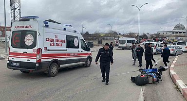 Hafif ticari araçla çarpışan motosikletin sürücüsü yaralandı