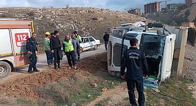 Hafriyat yüklü kamyon devrildi: 1 yaralı