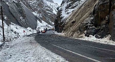 Hakkari-Van kara yoluna kaya düştü