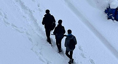 Hakkari ve Yüksekova'da taşımalı eğitime kar engeli