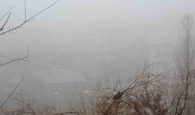 Hakkari'de karla karışık yağmur ve sis etkili oluyor