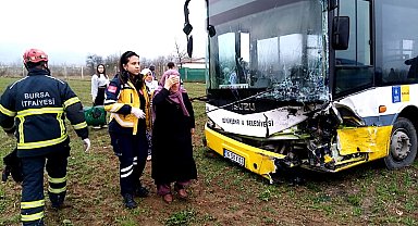 Halk otobüsüyle otomobil kafa kafaya çarpıştı: 8 yaralı