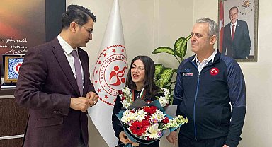 Halterde Avrupa rekoru kıran Gamze Altun, davul zurna eşliğinde karşılandı