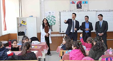 Hamur Kaymakamı Yıldırım, tiyatro, kan bağışı ve ziyaretlerle ilçede renkli günler yaşattı