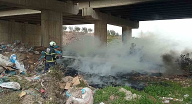 Hassa'da atıl durumdaki araç lastikleri yandı