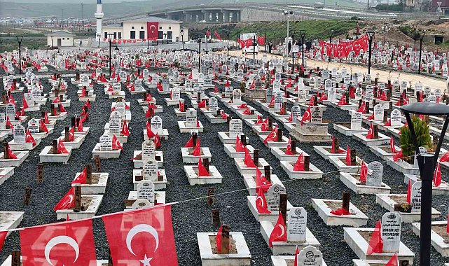 Hatay'da deprem mezarlığı bayraklarla donatıldı