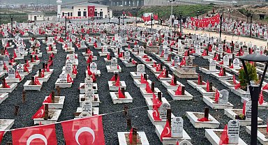 Hatay'da deprem mezarlığı bayraklarla donatıldı